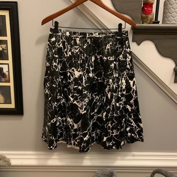 Calvin Klein Black & White Paint Splatter Polyurethane Skirt sz 4 Cool - Picture 1 of 5